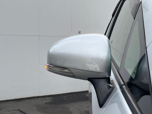 プリウス S 純正SDナビ スマートキー HIDヘッド ビルトインETC オートライト オートエアコン Bluetooth CD 地デジ クリアレンズリアコンビネーションランプ(24枚目)