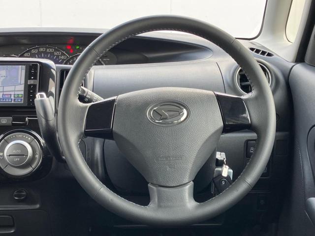 �C���e���A�ɍ��킹���f�U�C���̃X�e�A�����O�́A�^�]�������̂��Ƃ��l���A�^�]���₷���`��A�傫���ł��B�����x�A���ۂɐG���Ă��m���߂��������B