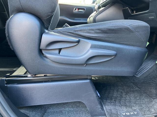 ヴォクシー ハイブリッドＶ　電動スライドドア　ＳＤナビ　バックカメラ　Ｂｌｕｅｔｏｏｔｈ　ＥＴＣ　クルーズコントロール　リアオートエアコン　ロールサンシェード　ワイヤレス充電器　スマートキー（43枚目）