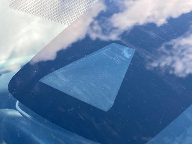 プリウス Ｓ　セーフティセンス　純正ナビ　Ｂｌｕｅｔｏｏｔｈ接続　バックカメラ　スマートキー　レーダークルーズコントロール　ＬＥＤヘッドライト　ＥＴＣ　ドライブレコーダー　オートライト（3枚目）