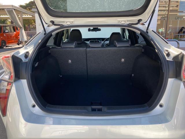 プリウス Ｓ　セーフティセンス　純正ナビ　Ｂｌｕｅｔｏｏｔｈ接続　バックカメラ　スマートキー　レーダークルーズコントロール　ＬＥＤヘッドライト　ＥＴＣ　ドライブレコーダー　オートライト（10枚目）