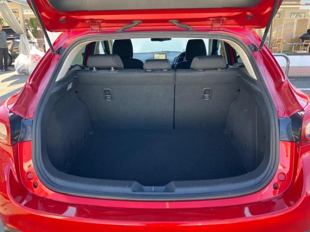 ���i�̂���������ʋ΁A���}���ɏ\���ȉ׎��X�y�[�X���m�ۂ��Ă���܂��B�Z�J���h�V�[�g��|���ƁA�傫�ȉו��̐ύڂ��\�ł���