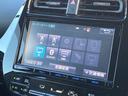 プリウス Ｓ　セーフティセンス　純正ナビ　Ｂｌｕｅｔｏｏｔｈ接続　バックカメラ　スマートキー　レーダークルーズコントロール　ＬＥＤヘッドライト　ＥＴＣ　ドライブレコーダー　オートライト（4枚目）