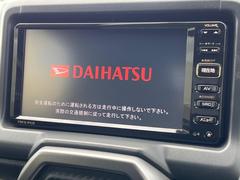 【メーカー純正ナビ】インテリアに溶け込むスタイリッシュな「専用設計」メーカーナビを装備♪視認性や操作性など基本性能にも優れ、より上質なカーライフをお楽しみいただけます。 3