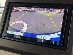 【バックカメラ】駐車時に後方がリアルタイム映像で確認できます。大型商業施設や立体駐車場での駐車時や、夜間のバック時に大活躍！運転スキルに関わらず、今や必須となった装備のひとつです！ 3