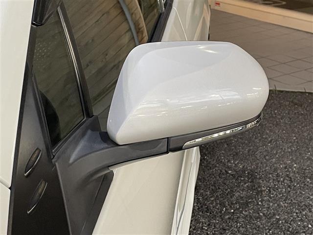 プリウス A 社外エアロ LEDヘッドライト オートライト レーンキープアシスト 障害物センサー バックカメラ オートマチックハイビーム 衝突軽減ブレーキ ブラインドスポットモニター(8枚目)