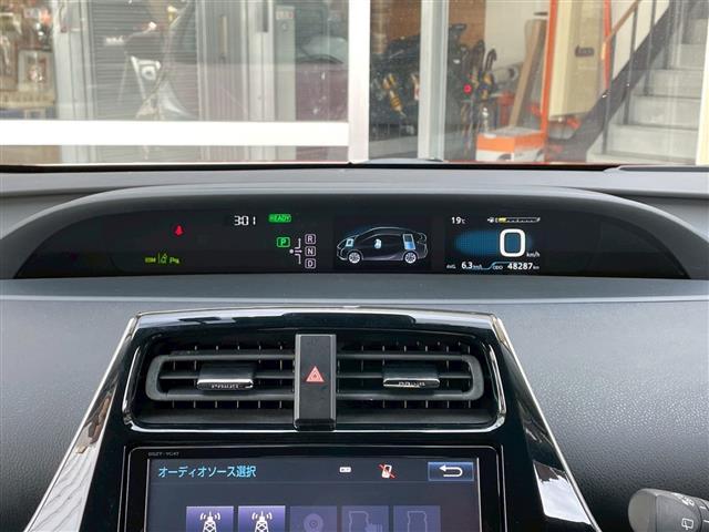 プリウス Ａツーリングセレクション　ビーム　純正ナビ（ＣＤ・ＤＶＤ・ＢＴ・フルセグＴＶ）　純正アルミホイール　純正フロアマット　ドライブレコーダー　レーダークルーズコントロール　バックカメラ　レザーシート　シートヒーター（3枚目）