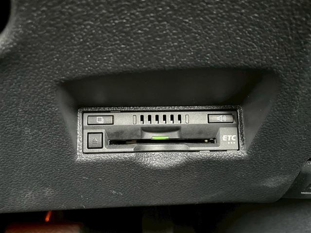 プリウス Ａツーリングセレクション　ビーム　純正ナビ（ＣＤ・ＤＶＤ・ＢＴ・フルセグＴＶ）　純正アルミホイール　純正フロアマット　ドライブレコーダー　レーダークルーズコントロール　バックカメラ　レザーシート　シートヒーター（11枚目）