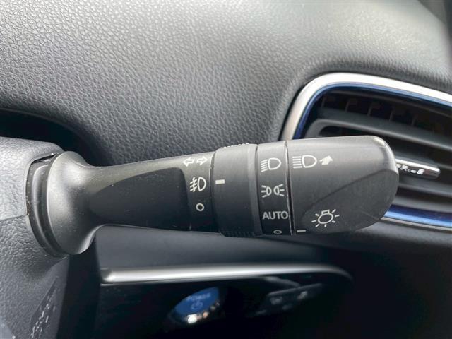 プリウス Ａツーリングセレクション　ビーム　純正ナビ（ＣＤ・ＤＶＤ・ＢＴ・フルセグＴＶ）　純正アルミホイール　純正フロアマット　ドライブレコーダー　レーダークルーズコントロール　バックカメラ　レザーシート　シートヒーター（17枚目）