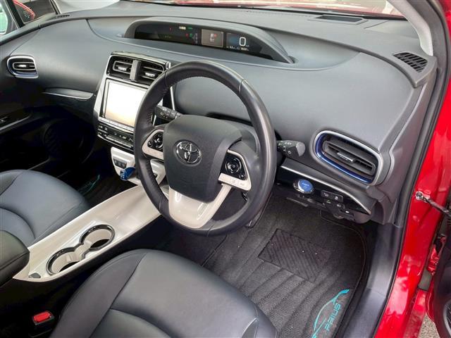 プリウス Ａツーリングセレクション　ビーム　純正ナビ（ＣＤ・ＤＶＤ・ＢＴ・フルセグＴＶ）　純正アルミホイール　純正フロアマット　ドライブレコーダー　レーダークルーズコントロール　バックカメラ　レザーシート　シートヒーター（19枚目）