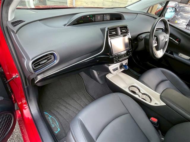 プリウス Ａツーリングセレクション　ビーム　純正ナビ（ＣＤ・ＤＶＤ・ＢＴ・フルセグＴＶ）　純正アルミホイール　純正フロアマット　ドライブレコーダー　レーダークルーズコントロール　バックカメラ　レザーシート　シートヒーター（21枚目）