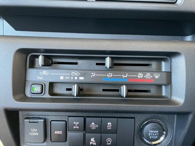 ハイゼットトラック ジャンボ　エクストラ　切替４ＷＤ　アイドリングストップ　クリアランスソナー　デフロック　純正ラバーマット　ドアバイザー　スマートキー　プッシュスタート　ＬＥＤヘッドライト　ＬＥＤ作業灯　オーバーヘッドコンソール（7枚目）