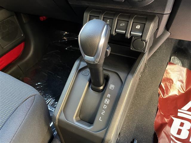 ジムニーノマド ＦＣ　４ＷＤ　シートヒーター（前席）　アイドリングストップ　レーンキープアシスト　衝突被害軽減ブレーキ　コーナーセンサー　純正アルミホイール　レーダークルーズコントロール　ヒルディセントコントロール（14枚目）