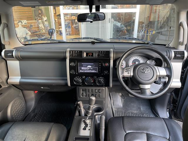 ＦＪクルーザー ブラックカラーパッケージ　純正ナビ（ＣＤ・ＤＶＤ・ＢＴ・ＴＶ）　クルーズコントロール　ドライブレコーダー　横滑り防止装置　リヤデフロック　ＥＴＣ　社外マフラー　盗難防止装置（2枚目）