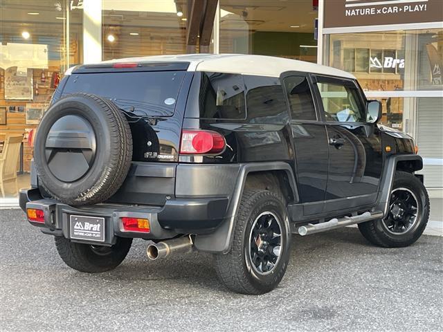 ＦＪクルーザー ブラックカラーパッケージ　純正ナビ（ＣＤ・ＤＶＤ・ＢＴ・ＴＶ）　クルーズコントロール　ドライブレコーダー　横滑り防止装置　リヤデフロック　ＥＴＣ　社外マフラー　盗難防止装置（3枚目）