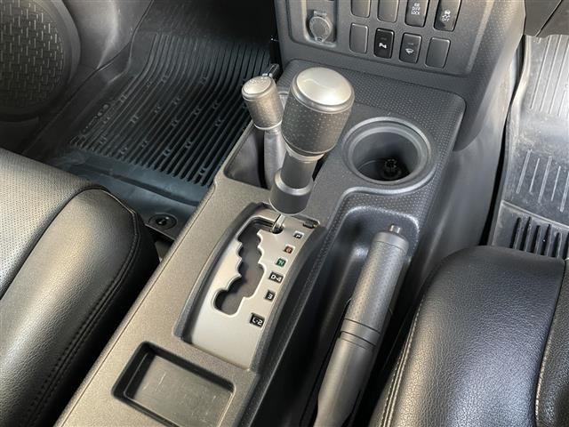 ＦＪクルーザー ブラックカラーパッケージ　純正ナビ（ＣＤ・ＤＶＤ・ＢＴ・ＴＶ）　クルーズコントロール　ドライブレコーダー　横滑り防止装置　リヤデフロック　ＥＴＣ　社外マフラー　盗難防止装置（4枚目）