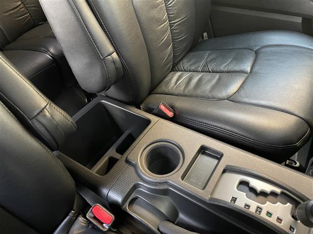 ＦＪクルーザー ブラックカラーパッケージ　純正ナビ（ＣＤ・ＤＶＤ・ＢＴ・ＴＶ）　クルーズコントロール　ドライブレコーダー　横滑り防止装置　リヤデフロック　ＥＴＣ　社外マフラー　盗難防止装置（5枚目）