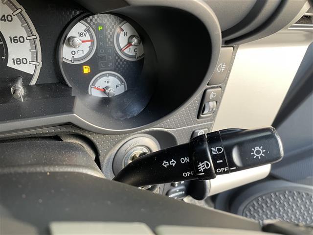 ＦＪクルーザー ブラックカラーパッケージ　純正ナビ（ＣＤ・ＤＶＤ・ＢＴ・ＴＶ）　クルーズコントロール　ドライブレコーダー　横滑り防止装置　リヤデフロック　ＥＴＣ　社外マフラー　盗難防止装置（6枚目）