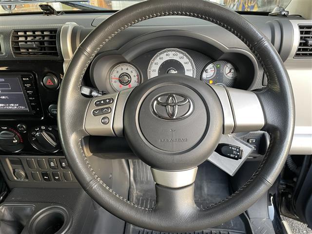 ＦＪクルーザー ブラックカラーパッケージ　純正ナビ（ＣＤ・ＤＶＤ・ＢＴ・ＴＶ）　クルーズコントロール　ドライブレコーダー　横滑り防止装置　リヤデフロック　ＥＴＣ　社外マフラー　盗難防止装置（7枚目）