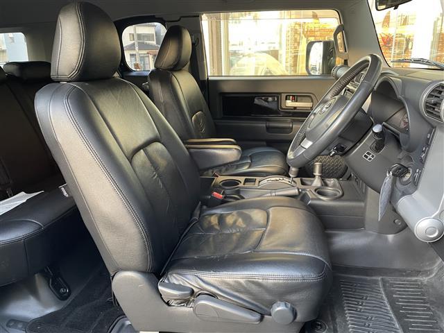 ＦＪクルーザー ブラックカラーパッケージ　純正ナビ（ＣＤ・ＤＶＤ・ＢＴ・ＴＶ）　クルーズコントロール　ドライブレコーダー　横滑り防止装置　リヤデフロック　ＥＴＣ　社外マフラー　盗難防止装置（16枚目）