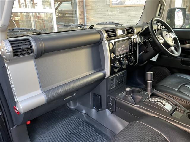 ＦＪクルーザー ブラックカラーパッケージ　純正ナビ（ＣＤ・ＤＶＤ・ＢＴ・ＴＶ）　クルーズコントロール　ドライブレコーダー　横滑り防止装置　リヤデフロック　ＥＴＣ　社外マフラー　盗難防止装置（17枚目）