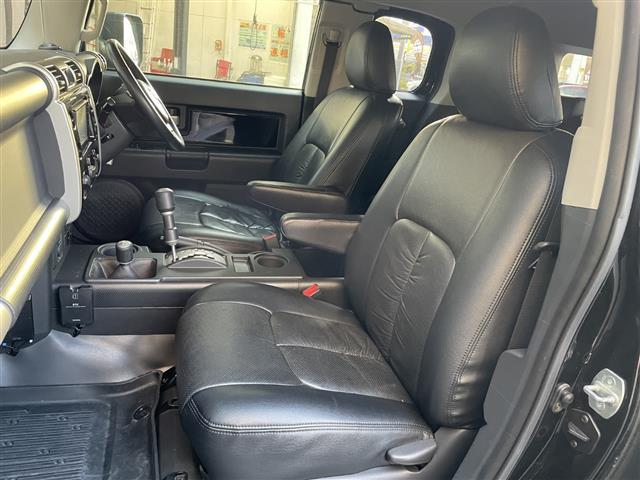 ＦＪクルーザー ブラックカラーパッケージ　純正ナビ（ＣＤ・ＤＶＤ・ＢＴ・ＴＶ）　クルーズコントロール　ドライブレコーダー　横滑り防止装置　リヤデフロック　ＥＴＣ　社外マフラー　盗難防止装置（18枚目）