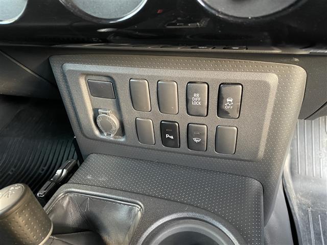 ＦＪクルーザー ブラックカラーパッケージ　純正ナビ（ＣＤ・ＤＶＤ・ＢＴ・ＴＶ）　クルーズコントロール　ドライブレコーダー　横滑り防止装置　リヤデフロック　ＥＴＣ　社外マフラー　盗難防止装置（22枚目）