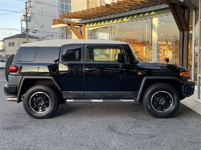 ＦＪクルーザー ブラックカラーパッケージ　純正ナビ（ＣＤ・ＤＶＤ・ＢＴ・ＴＶ）　クルーズコントロール　ドライブレコーダー　横滑り防止装置　リヤデフロック　ＥＴＣ　社外マフラー　盗難防止装置（25枚目）