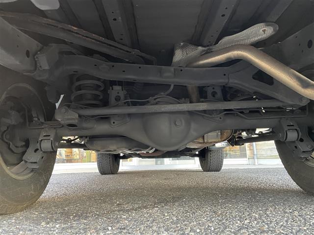 ＦＪクルーザー ブラックカラーパッケージ　純正ナビ（ＣＤ・ＤＶＤ・ＢＴ・ＴＶ）　クルーズコントロール　ドライブレコーダー　横滑り防止装置　リヤデフロック　ＥＴＣ　社外マフラー　盗難防止装置（35枚目）