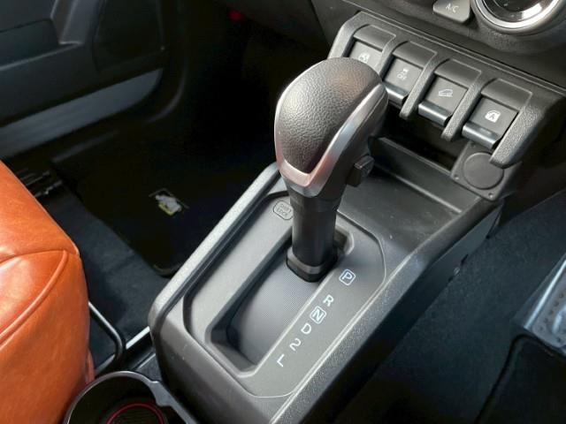 ジムニーシエラ JC BFグッドリッチ DAMD グリルエンブレム 16AW レイズ 社外フロントグリル 社外サイドステップ レザー調シートカバー 後付けドリンクホルダー 後席天井ラック レーンアシスト 衝突軽減装置(10枚目)