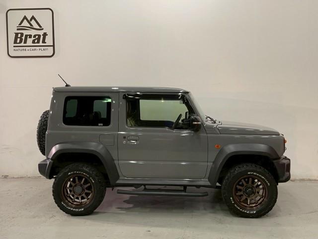 ジムニーシエラ JC BFグッドリッチ DAMD グリルエンブレム 16AW レイズ 社外フロントグリル 社外サイドステップ レザー調シートカバー 後付けドリンクホルダー 後席天井ラック レーンアシスト 衝突軽減装置(27枚目)