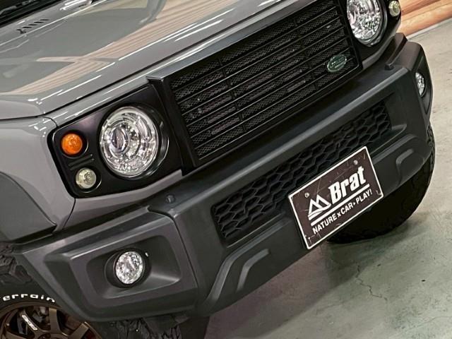 ジムニーシエラ JC BFグッドリッチ DAMD グリルエンブレム 16AW レイズ 社外フロントグリル 社外サイドステップ レザー調シートカバー 後付けドリンクホルダー 後席天井ラック レーンアシスト 衝突軽減装置(34枚目)