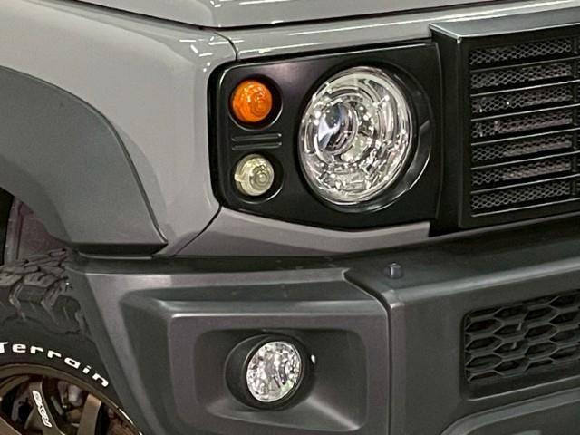 ジムニーシエラ JC BFグッドリッチ DAMD グリルエンブレム 16AW レイズ 社外フロントグリル 社外サイドステップ レザー調シートカバー 後付けドリンクホルダー 後席天井ラック レーンアシスト 衝突軽減装置(35枚目)