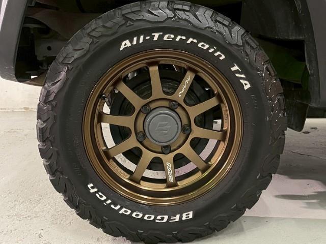 ジムニーシエラ JC BFグッドリッチ DAMD グリルエンブレム 16AW レイズ 社外フロントグリル 社外サイドステップ レザー調シートカバー 後付けドリンクホルダー 後席天井ラック レーンアシスト 衝突軽減装置(36枚目)