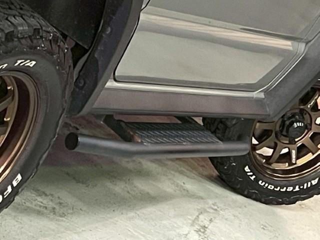 ジムニーシエラ JC BFグッドリッチ DAMD グリルエンブレム 16AW レイズ 社外フロントグリル 社外サイドステップ レザー調シートカバー 後付けドリンクホルダー 後席天井ラック レーンアシスト 衝突軽減装置(39枚目)