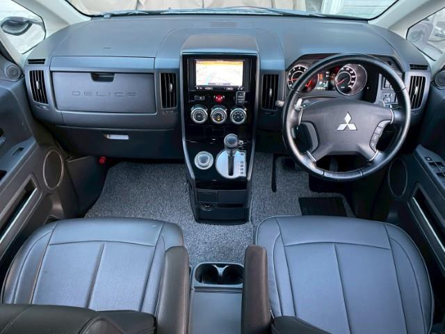 デリカＤ：５ Ｇ　パワーパッケージ　１６ＡＷ　デルタフォース　ＢＦグッドリッチ　ボンネットエンブレム　ルーフラック　マフラー　ＴＧＳマッドガード　グリルガード　ワイドドアバイザー　パドルシフト　チルトステアリング　ウィンカーミラー（2枚目）