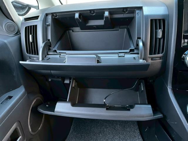 デリカＤ：５ Ｇ　パワーパッケージ　１６ＡＷ　デルタフォース　ＢＦグッドリッチ　ボンネットエンブレム　ルーフラック　マフラー　ＴＧＳマッドガード　グリルガード　ワイドドアバイザー　パドルシフト　チルトステアリング　ウィンカーミラー（13枚目）