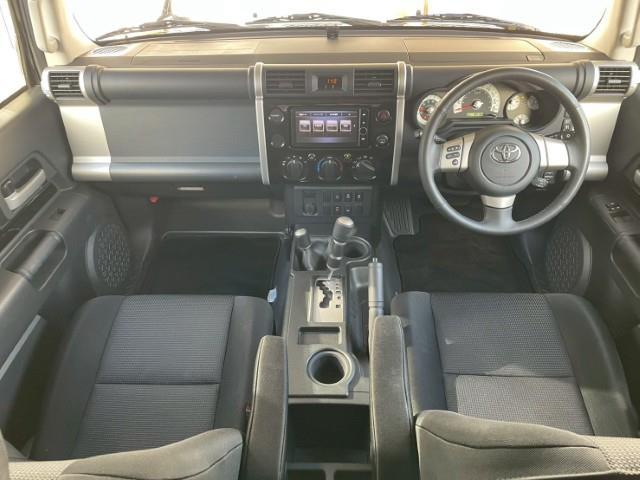 ＦＪクルーザー ブラックカラーパッケージ　１７ＡＷ　ＷｅｄｓマッドヴァンスＸタイプＦ　ＢＦグッドリッチＡ／Ｔ　ＫＯ３　ルーフラック　２インチリフトアップキット　ＬＥＤスモークウィンカー　純正フロアマット　純正ＨＤＤナビ　フルセグ　バックカメラ（2枚目）