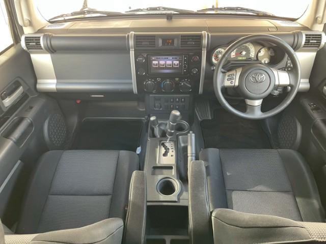 ＦＪクルーザー ブラックカラーパッケージ　１７ＡＷ　ＷｅｄｓマッドヴァンスＸタイプＦ　ＢＦグッドリッチＡ／Ｔ　ＫＯ３　ルーフラック　２インチリフトアップキット　ＬＥＤスモークウィンカー　純正フロアマット　純正ＨＤＤナビ　フルセグ　バックカメラ（4枚目）