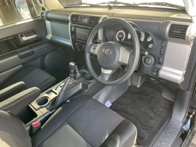 ＦＪクルーザー ブラックカラーパッケージ　１７ＡＷ　ＷｅｄｓマッドヴァンスＸタイプＦ　ＢＦグッドリッチＡ／Ｔ　ＫＯ３　ルーフラック　２インチリフトアップキット　ＬＥＤスモークウィンカー　純正フロアマット　純正ＨＤＤナビ　フルセグ　バックカメラ（5枚目）