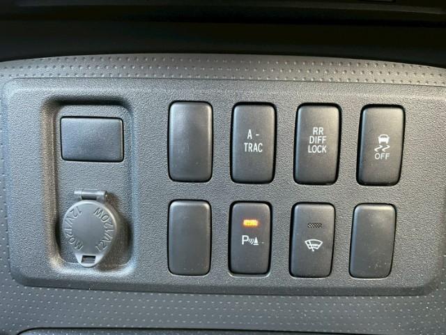 ＦＪクルーザー ブラックカラーパッケージ　１７ＡＷ　ＷｅｄｓマッドヴァンスＸタイプＦ　ＢＦグッドリッチＡ／Ｔ　ＫＯ３　ルーフラック　２インチリフトアップキット　ＬＥＤスモークウィンカー　純正フロアマット　純正ＨＤＤナビ　フルセグ　バックカメラ（14枚目）