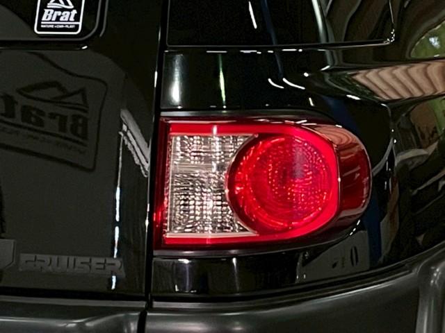 ＦＪクルーザー ブラックカラーパッケージ　１７ＡＷ　ＷｅｄｓマッドヴァンスＸタイプＦ　ＢＦグッドリッチＡ／Ｔ　ＫＯ３　ルーフラック　２インチリフトアップキット　ＬＥＤスモークウィンカー　純正フロアマット　純正ＨＤＤナビ　フルセグ　バックカメラ（23枚目）