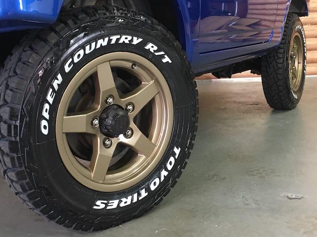 XC ワンオーナー 切替4WD ターボ リフトアップ 純正オーディオ 電動格納ミラーフォグランプ ミラーヒーター ルーフレール 純正フロアマット キーレス フォーバイフォーエンジニアリング16インチAW(25枚目)