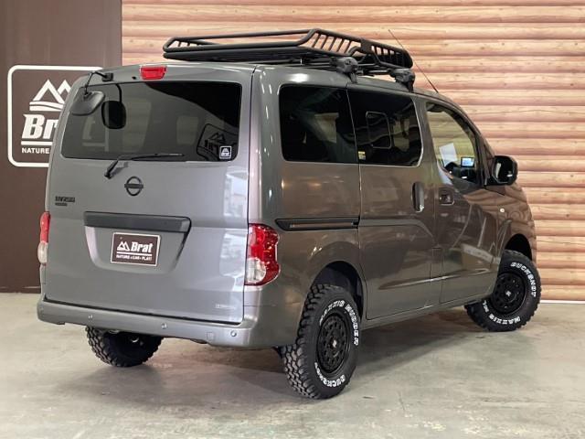 ＮＶ２００バネットバン ＧＸ　４ＷＤ　Ｂｒａｔ新車コンプリートカスタム　ＢｒａｔオリジナルリフトＵＰコイル　エクストリームＪ１４ＡＷ　バックショットＭ／Ｔ　Ｖモーショングリル　コンビステア　ルーフラック　ブルバー　インテリキー（3枚目）