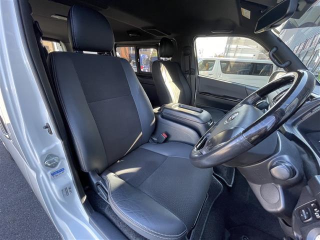 ハイエースバン スーパーGL ダークプライムII ワンオーナー 寒冷地仕様 両側手動スライドドア 特別仕様車限定フロアマット 純正15インチアルミホイール LEDヘッドライト オートマチックハイビーム バックカメラ ハーフレザーシート ETC(8枚目)