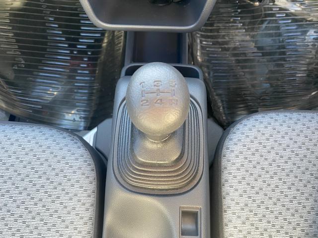 4WD マニュアル バイザー ゴムマット 社外アルミホイール スタッドレスタイヤ付き ラジオ(21枚目)
