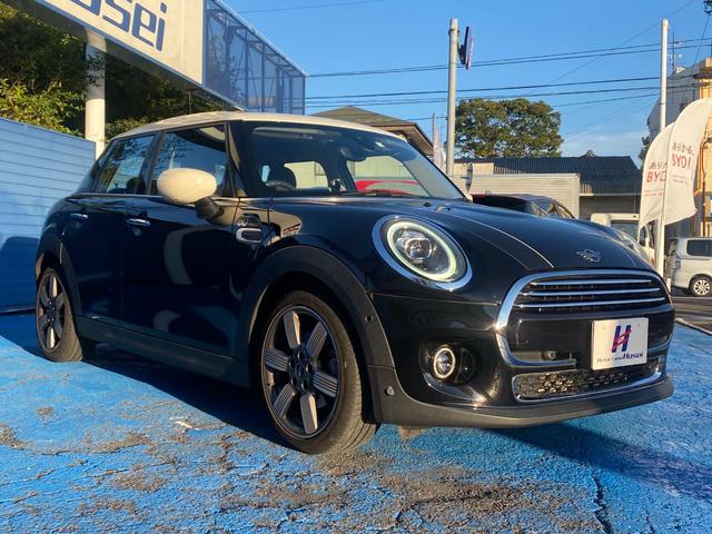ＭＩＮＩ クーパー　６０イヤーズエディション　限定車　レザーシート　アイドリングストップ　クルーズコントロール　オートライト　フォグランプ　バックフォグ　衝突被害軽減ブレーキ　Ｆ・Ｒソナー　バックカメラ　純正１７ＡＷ　ＥＴＣ　横滑り防止（12枚目）