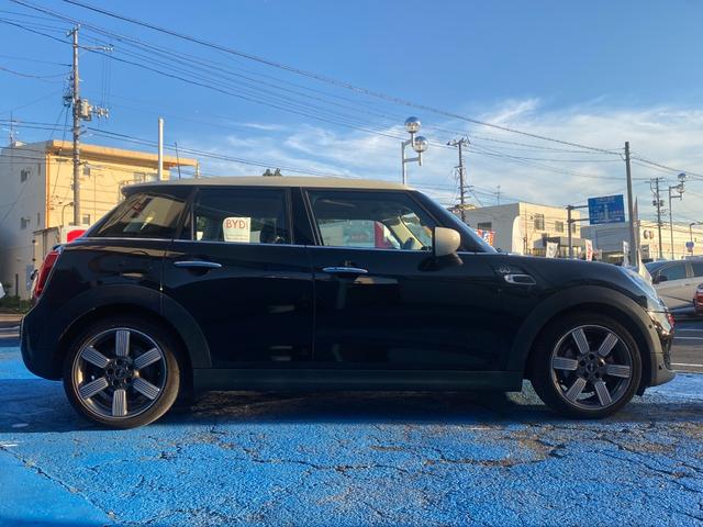 ＭＩＮＩ クーパー　６０イヤーズエディション　限定車　レザーシート　アイドリングストップ　クルーズコントロール　オートライト　フォグランプ　バックフォグ　衝突被害軽減ブレーキ　Ｆ・Ｒソナー　バックカメラ　純正１７ＡＷ　ＥＴＣ　横滑り防止（16枚目）