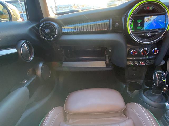 ＭＩＮＩ クーパー　６０イヤーズエディション　限定車　レザーシート　アイドリングストップ　クルーズコントロール　オートライト　フォグランプ　バックフォグ　衝突被害軽減ブレーキ　Ｆ・Ｒソナー　バックカメラ　純正１７ＡＷ　ＥＴＣ　横滑り防止（26枚目）