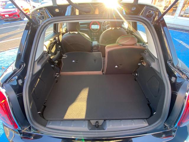 ＭＩＮＩ クーパー　６０イヤーズエディション　限定車　レザーシート　アイドリングストップ　クルーズコントロール　オートライト　フォグランプ　バックフォグ　衝突被害軽減ブレーキ　Ｆ・Ｒソナー　バックカメラ　純正１７ＡＷ　ＥＴＣ　横滑り防止（33枚目）